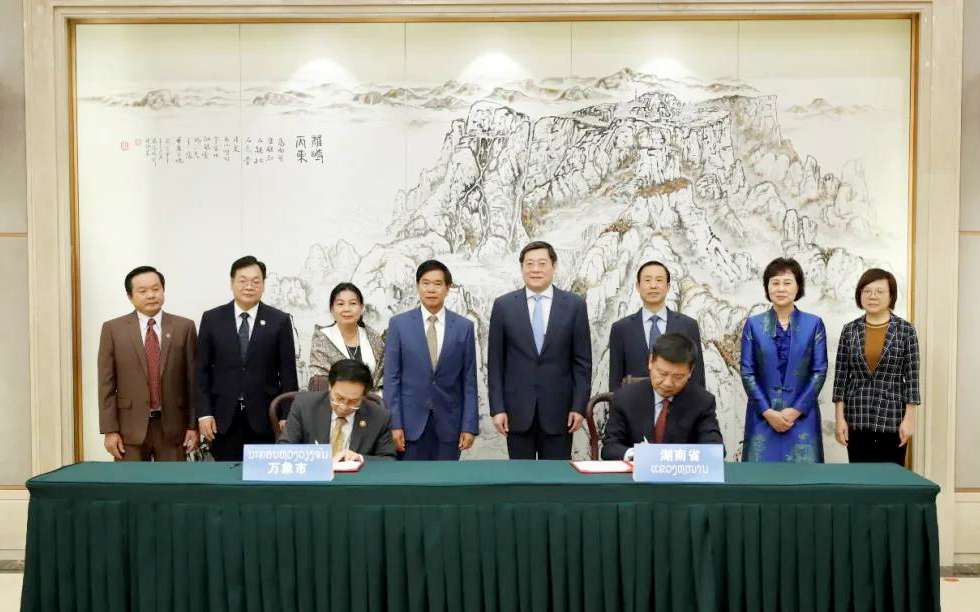 多宝电竞环境向老挝万象捐赠7台环卫装备，助力“一带一路”建设