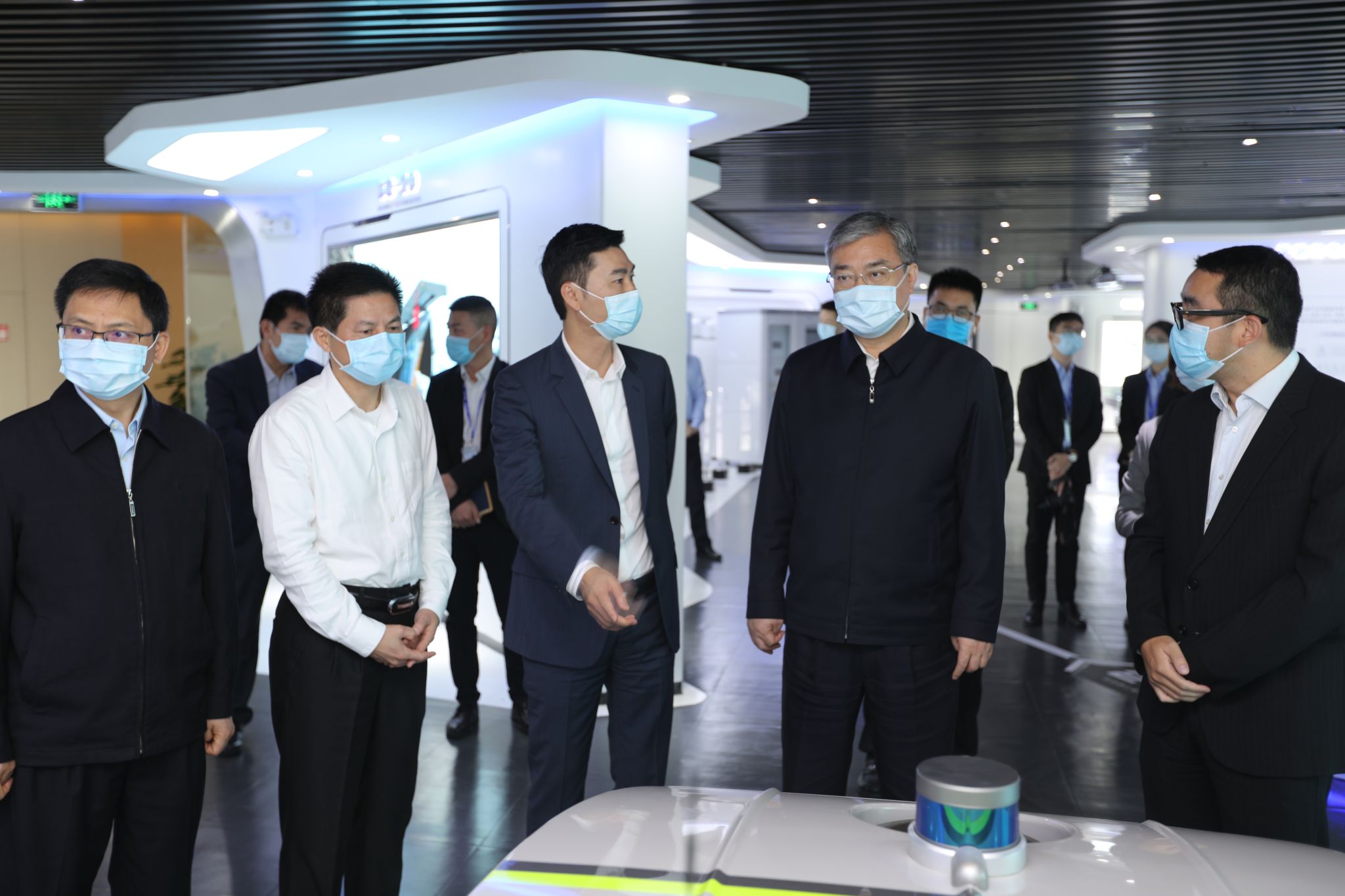 佛山市委书记鲁毅调研多宝电竞环境，鼓励企业再接再厉创新高